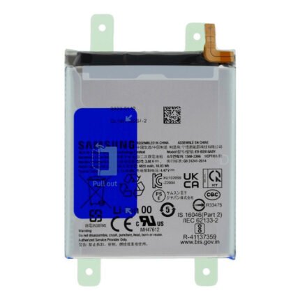 Batterie Samsung posée sur fond blanc, contacts et étiquette visibles