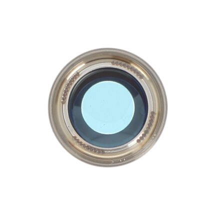 Gros plan sur lentille en verre et châssis métallique compatibles iPhone Air, angle latéral